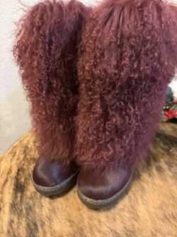 Women’s BEARPAW Winter Boots Like New In Burgundy