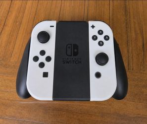 Nintendo Switch Joy-Con Controllers with Grip – White – NEW