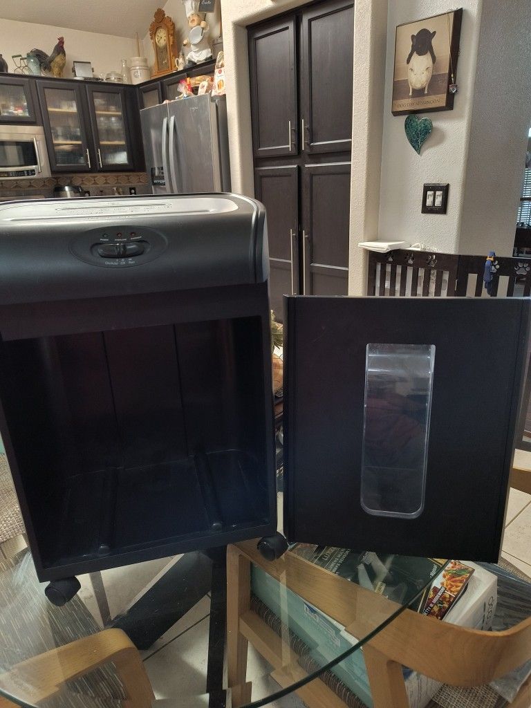 Insignia Paper Shredder/CD & Credit Cards