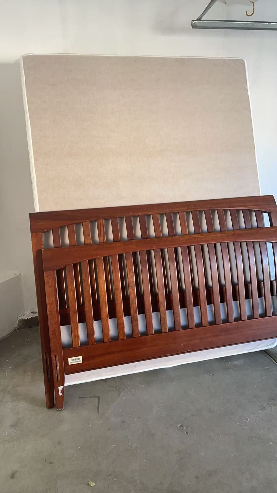 Queen Size Wood Bed Frame With Mattress 