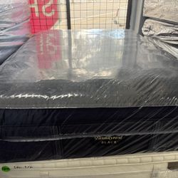 QUEEN SIZE SIMMONS BEAUTYREST BLACK SERIES 4 (MEDIUM) PILLOW TOP MATTRESS & BOX SPRING BED SET