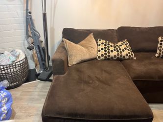 4 seater sectional with full size pull out.- 2 pieces.  NEED GONE!! MOVING