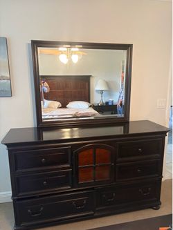 Men’s wooden dresser, excellent condition