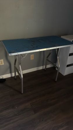 Foldable dog table
