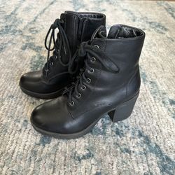 BLACK LEATHER ZIP UP BOOTIES 6.5