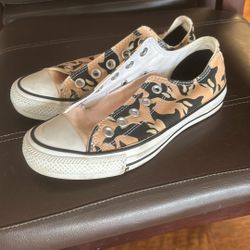 Millie Bobby brown Shamu Converse