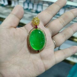 The full green jade pendant is a "treasure" among jade jewelry. With its rich and uniform green color and scarcity, it has become a popular choice for