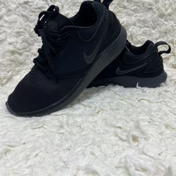 Nike Lunarsolo Women’s Running Shoes Size 6 US All Black
