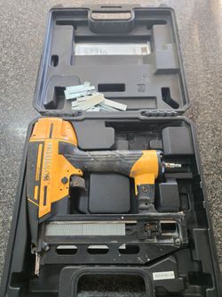 16 GA Bostitch Smart Point Pneumatic Nailer with Case (BTFP71917)