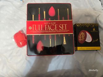 Glitz And Glam Brushes And Light Up Compact Mirror/Power Bank
