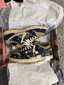Travis dunks