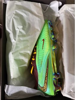 Soccer shoes