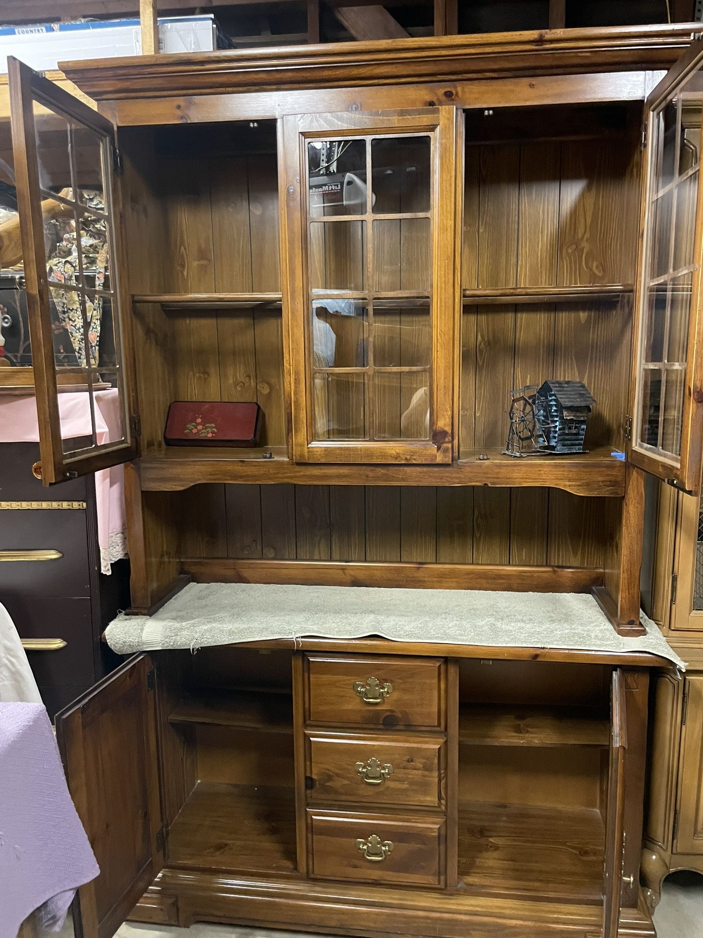 China Cabinet Hutch