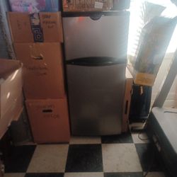 7.3 Cu Frigidaire Refrigerator/ Freezer 