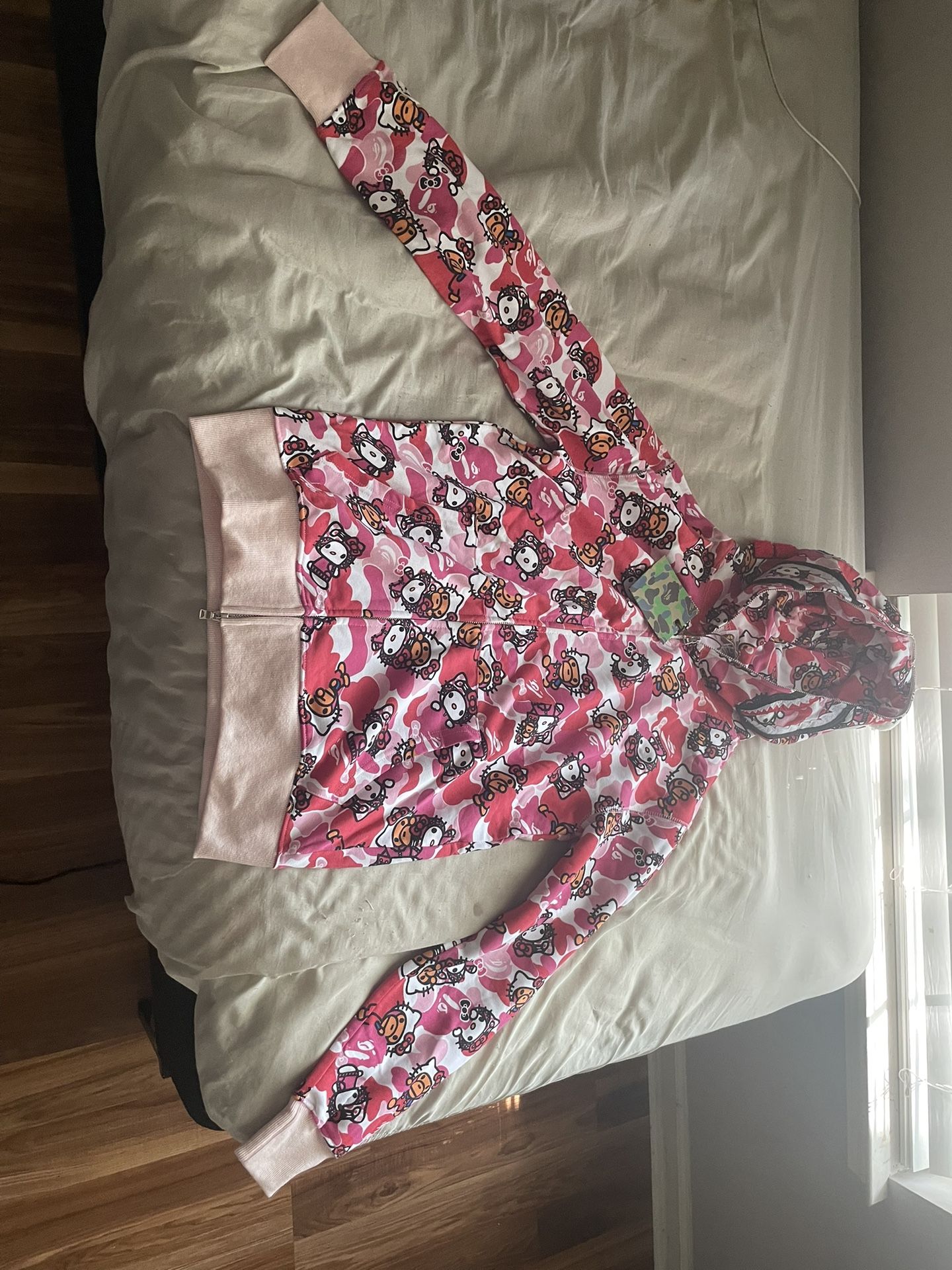 Hello kitty X BAPE hoodie (SIZE) M