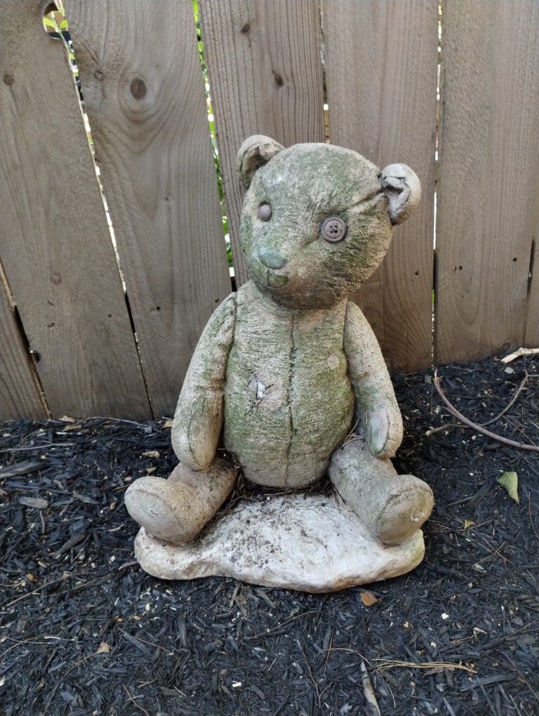18"  Metal Teddy Bear Garden Yard decor statue
Normal wear. Located in Montgomery village MD. Metal. Heavy. 18" tall