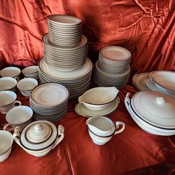 Sone China #2456 made In JAPAN 95 Piece 12 placement  Dinner Set with real gold leaf