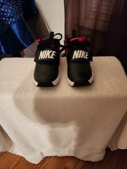 NIKE TEAM HUSTLE SNEAKERS, LIKE NEW, NO BOX