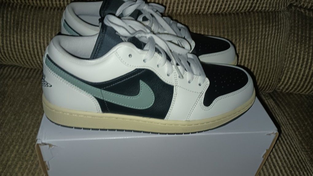 Women Size 12 Jordan 1 Low, Men Size 10.5.11