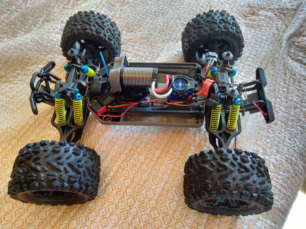 E MAXX TRAXXAS