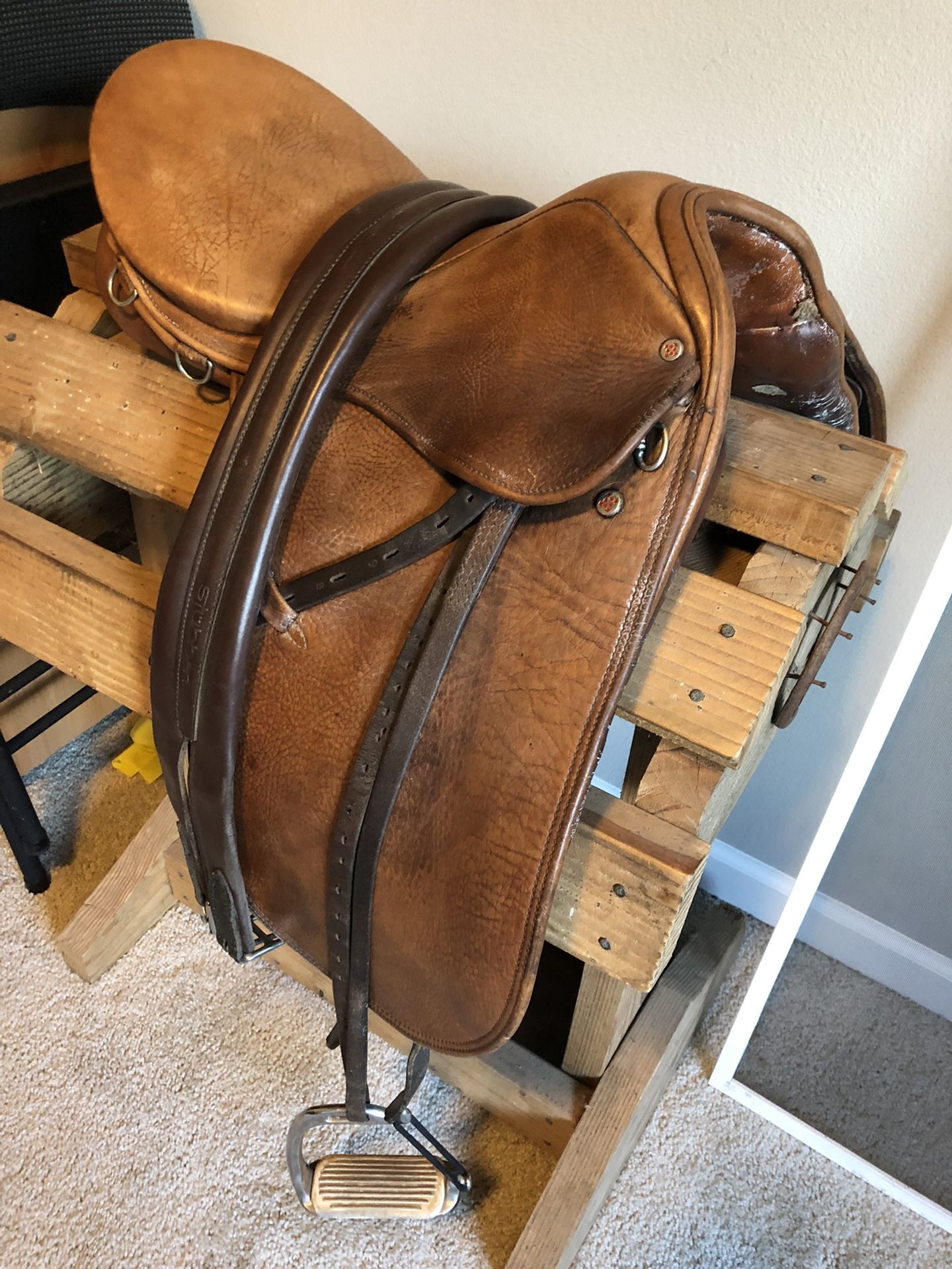 Courbette English Saddle
