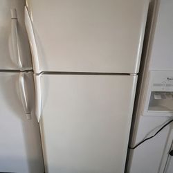 Pre Owned Top Freezer Refrigerator Two Doors White 30” Inches Wide Home And Garden Appliances 