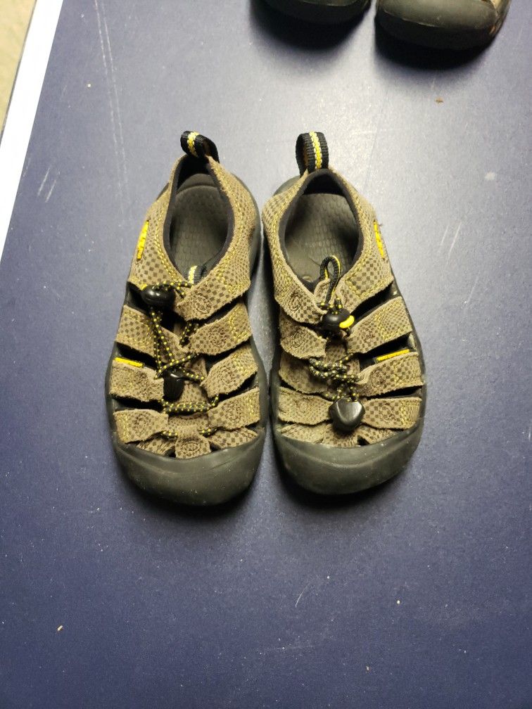 KEEN shoes Youth Size 11