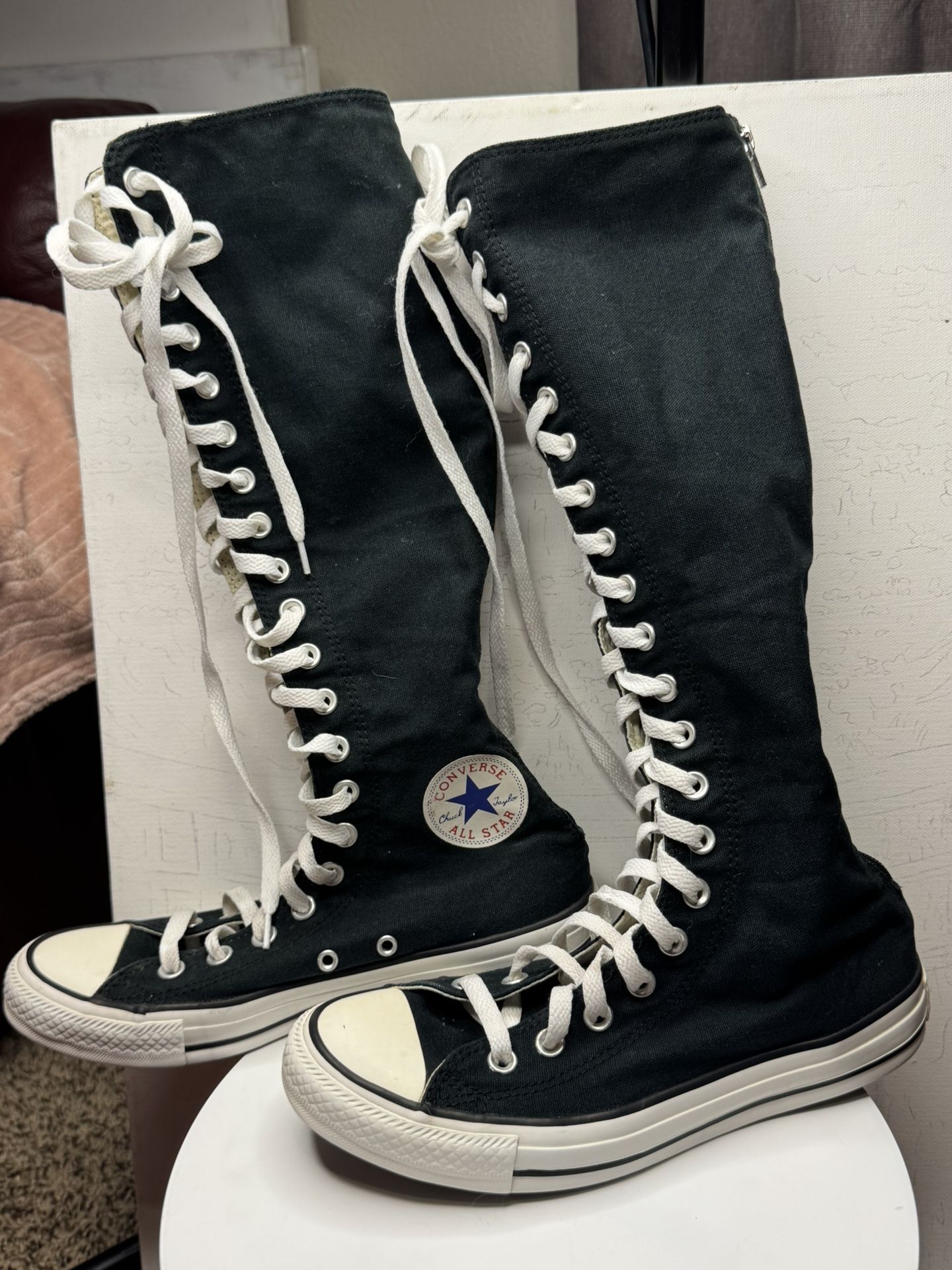 Classic black high-tops with white laces. Features Converse logo on the side. Men’s 6/Women’s 8