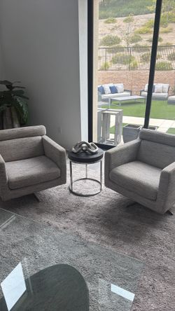 2 Beautiful swivel chairs with side table