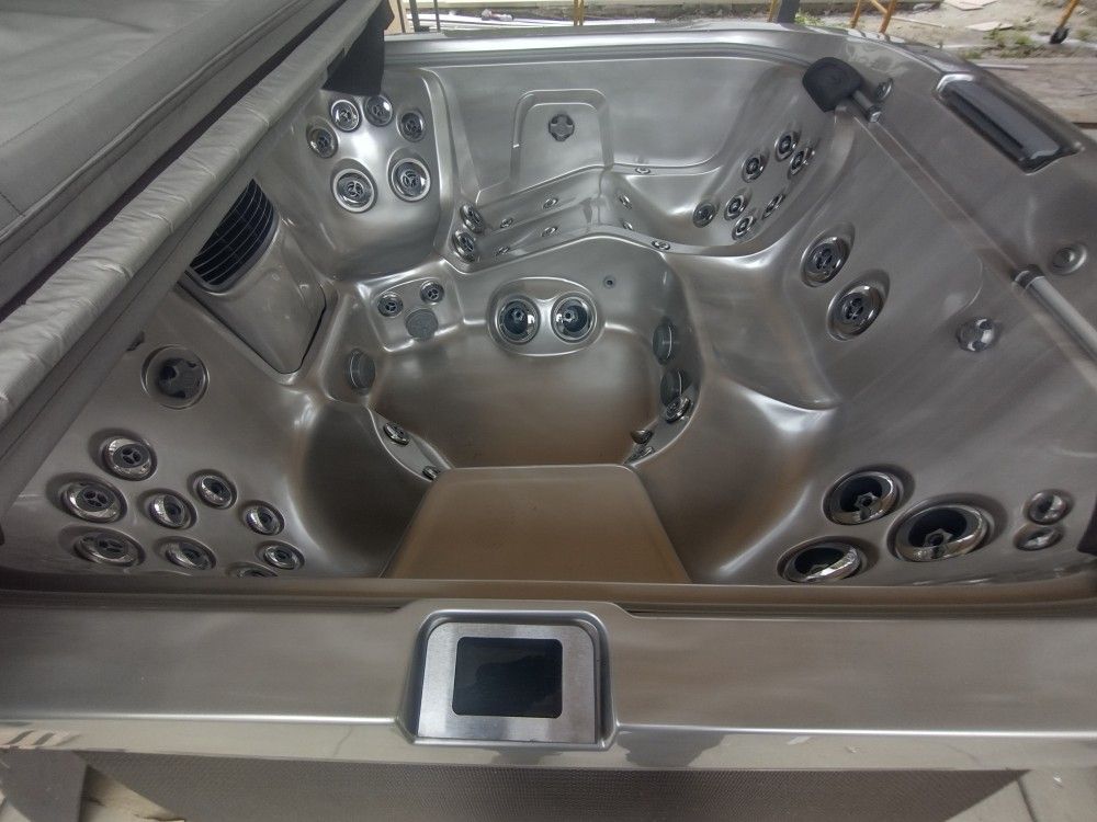 18k. //// 5 Yrs Old Flagship  Jacuzzi Spa  For Way Less 