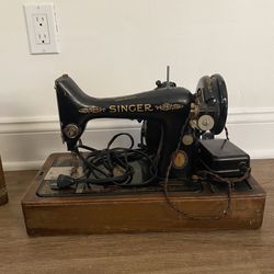 Singer Sewing Machine no. 99 Portable w/ Case