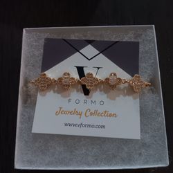  a clover design and is described as elegant fashion jewelry with agate, shell, and mother of pearl elements