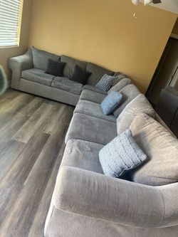 LARGE L SHAPED SECTIONAL COUCH LIKE NEW
