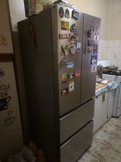 LG 15 cubit feet by 28inch wide refrigerator