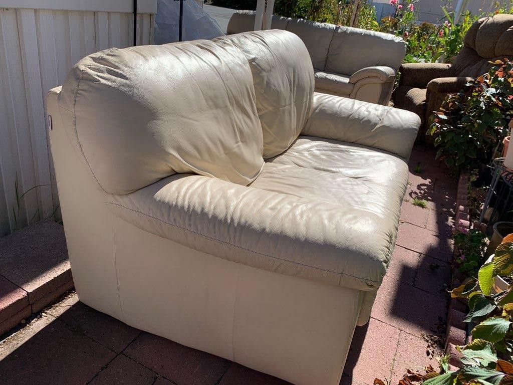 Made in Italy - Set Of 2  Leather Sofas / Couches 

- 1 Counch 75" x 34" x 35"H
- 1 Loveseat 55" x 34" x 35"H 

They are in Good Condition