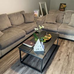 Beautiful Furniture With 3 Additional Tables 