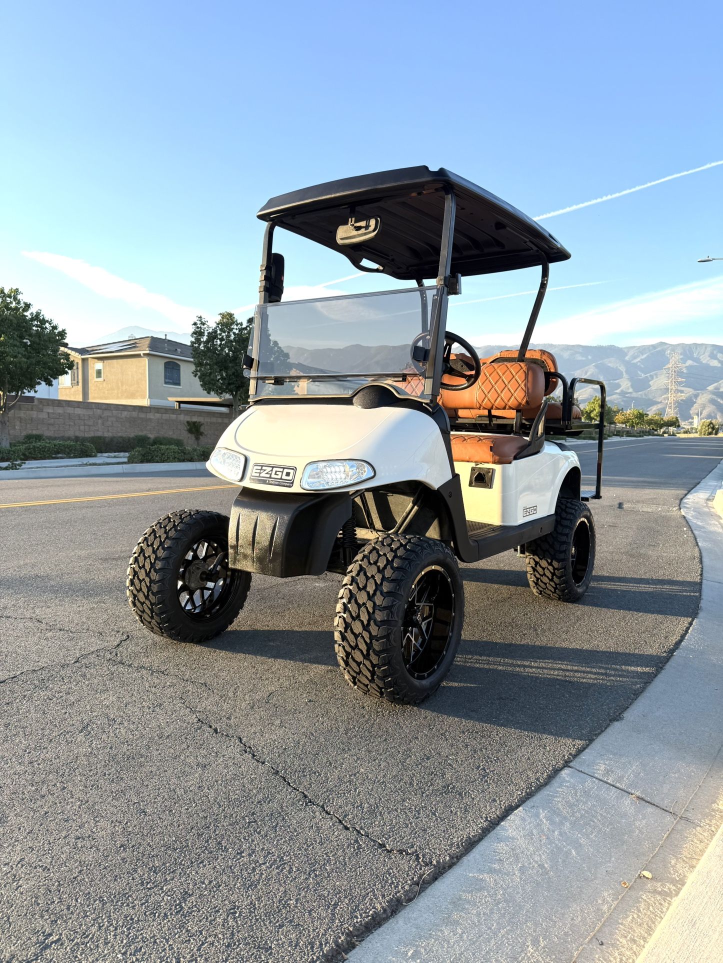 EZGO RXV LIFTED GOLF CART