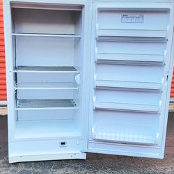 FREEZER 110V UP RIGHT FREEZER LIKE NEW 