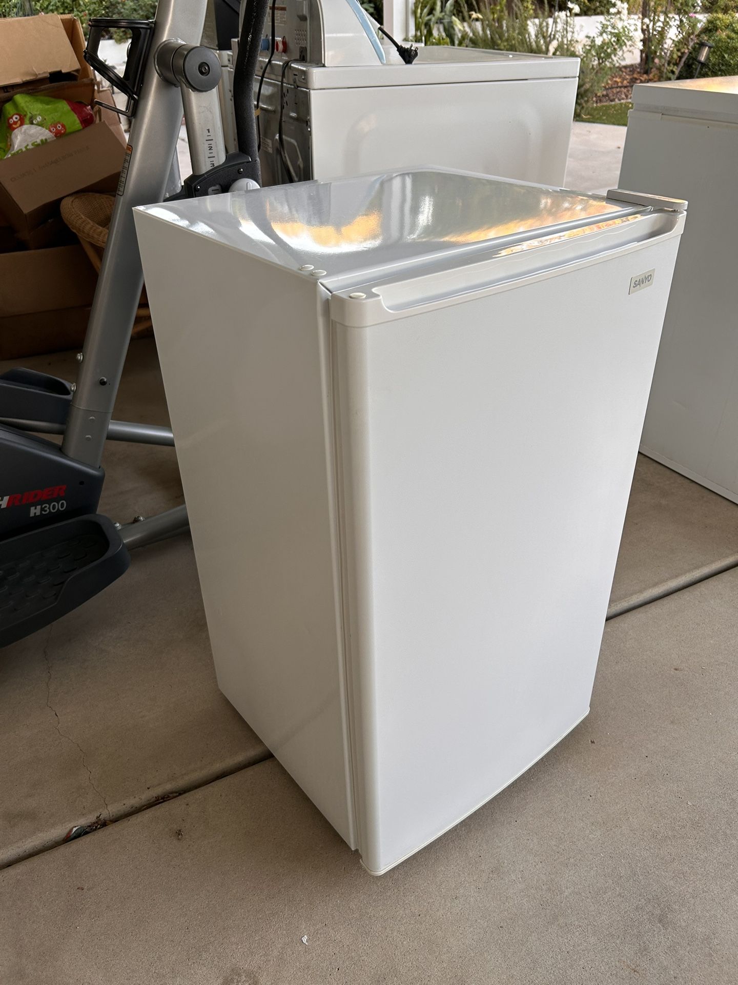 Sanyo Mini Fridge + Freezer. SR - 366W.