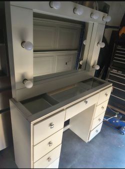 9 drawer vanity with light