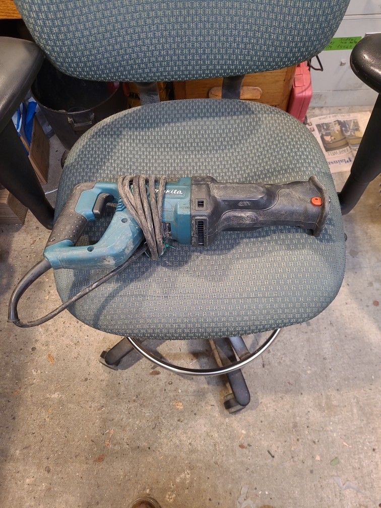 Makita Sawsall JB3050T With No Blade Holder #5
