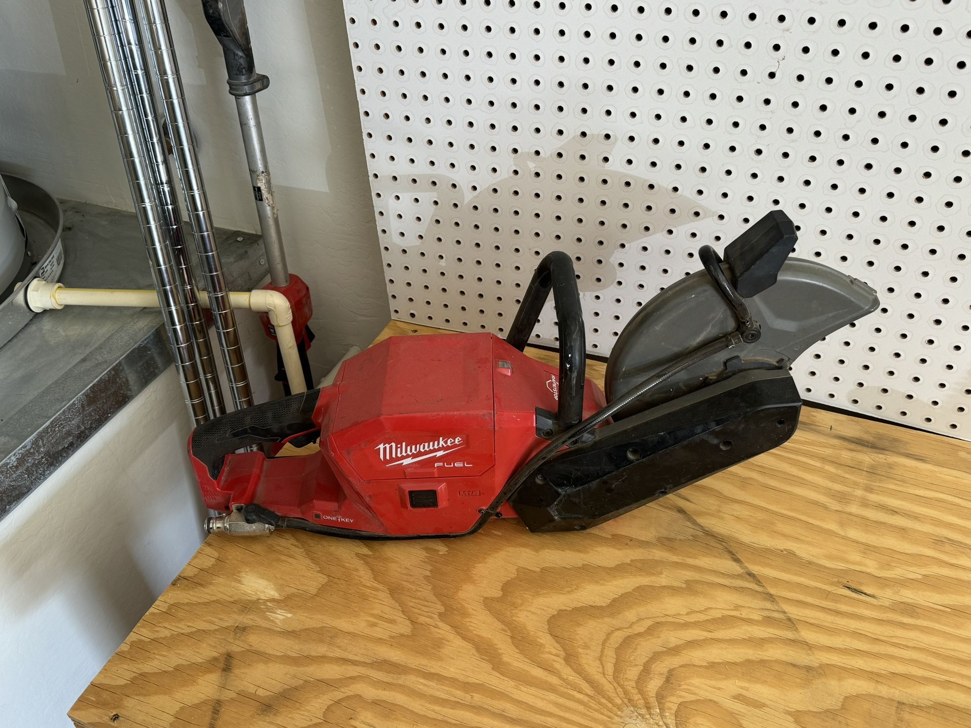 Milwaukee M18 FUEL ONE-KEY 18V Lithium-lon Brushless Cordless 9 in. Cut Off Saw