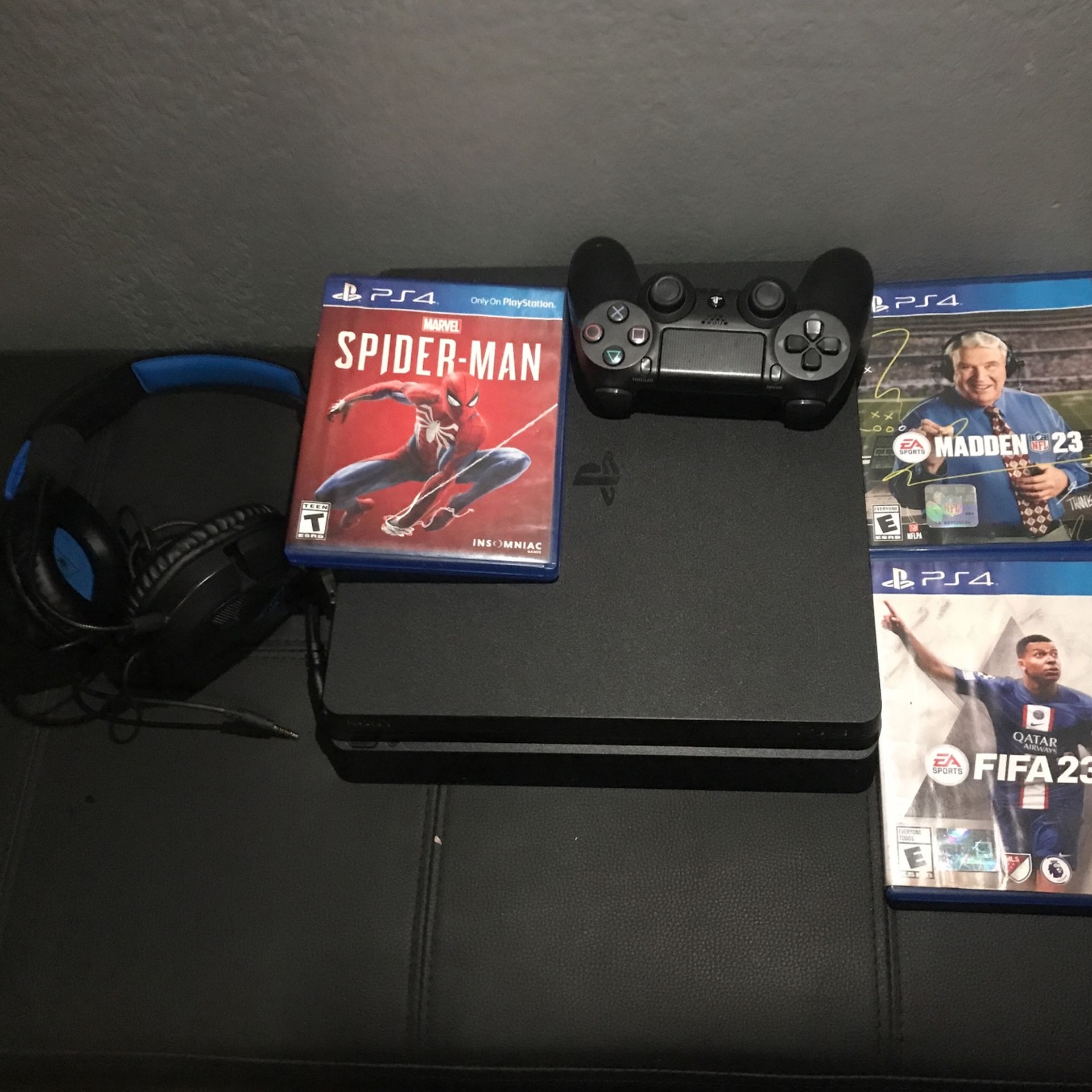 Playstation 4 With Cables 3 Games And Headphones