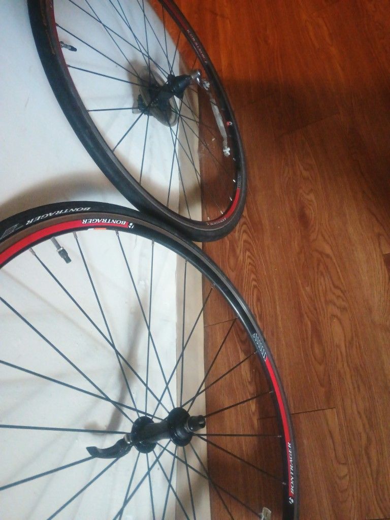 Bontrager Xxx23622 700 * 230 Two Tires Practically New