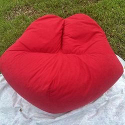 💋 Red Lip Shaped Lounge Chair – Fun & Bold Accent 