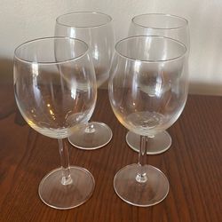 A set of 4 glass wine glasses