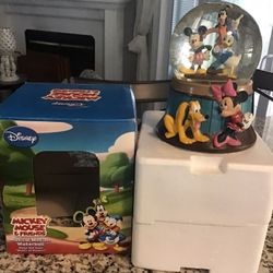 Vintage Disney Musical Snowglobe Mickey Minnie Pluto Daffy Duck Goofy