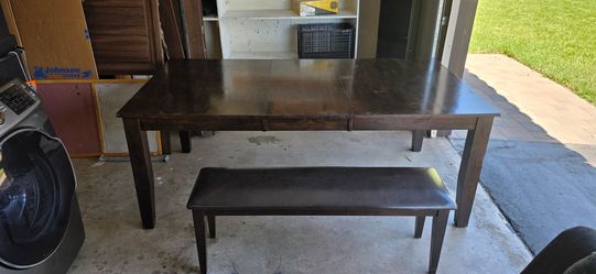 Beautiful Kitchen Table with matching Bench
