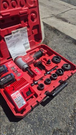M18™ FORCE LOGIC™ 10 Ton Knockout Tool 1/2" to 4" Kit