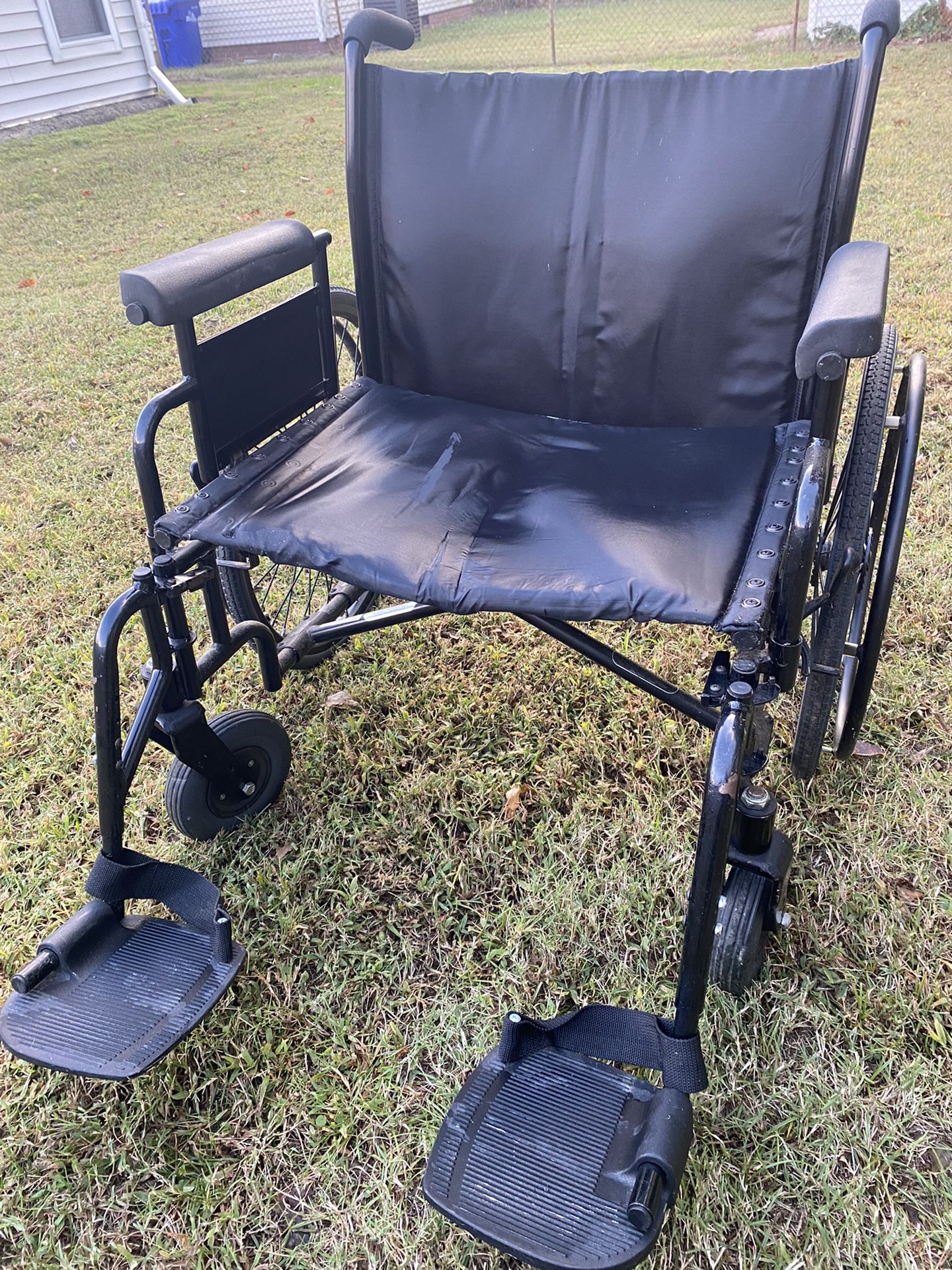 Extra wide extra heavy duty wheelchair